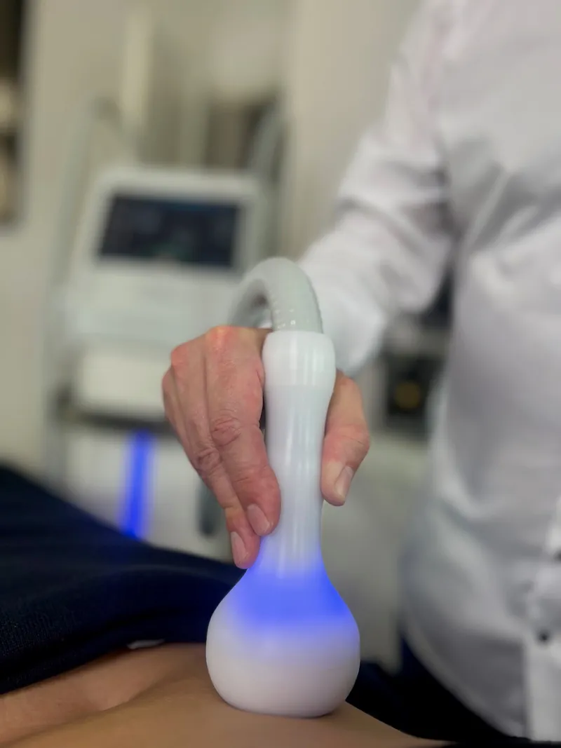 Anthéa flat body handpiece in cryo mode on the abdomen