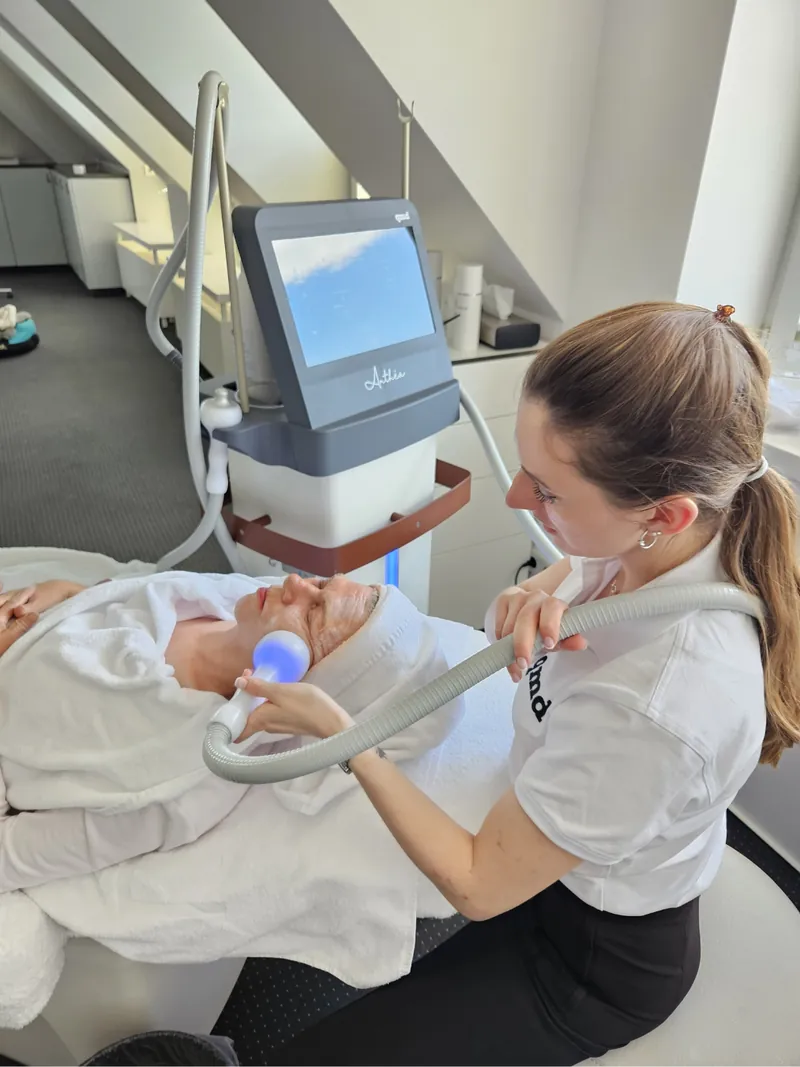 Anthéa curved face handpiece in cryo mode during a facial session