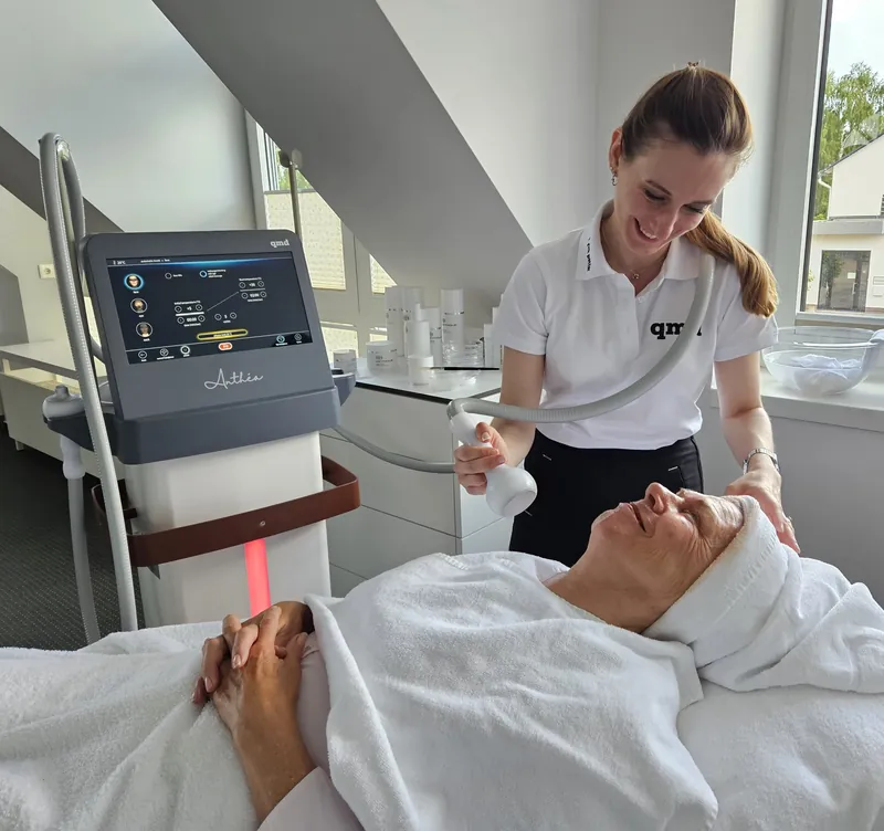 Anthéa facial session in thermal mode — the LED strip turns red for heat