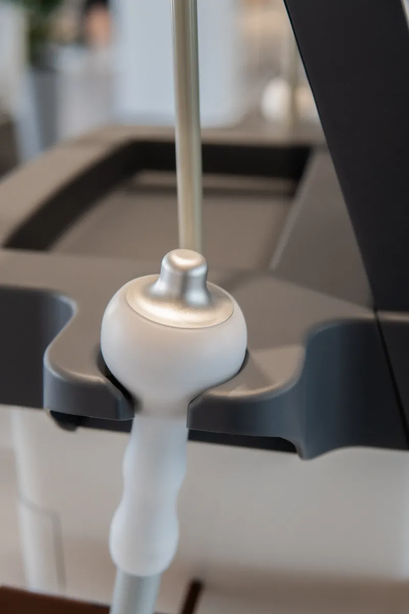 Anthéa handpiece docked in the console cradle