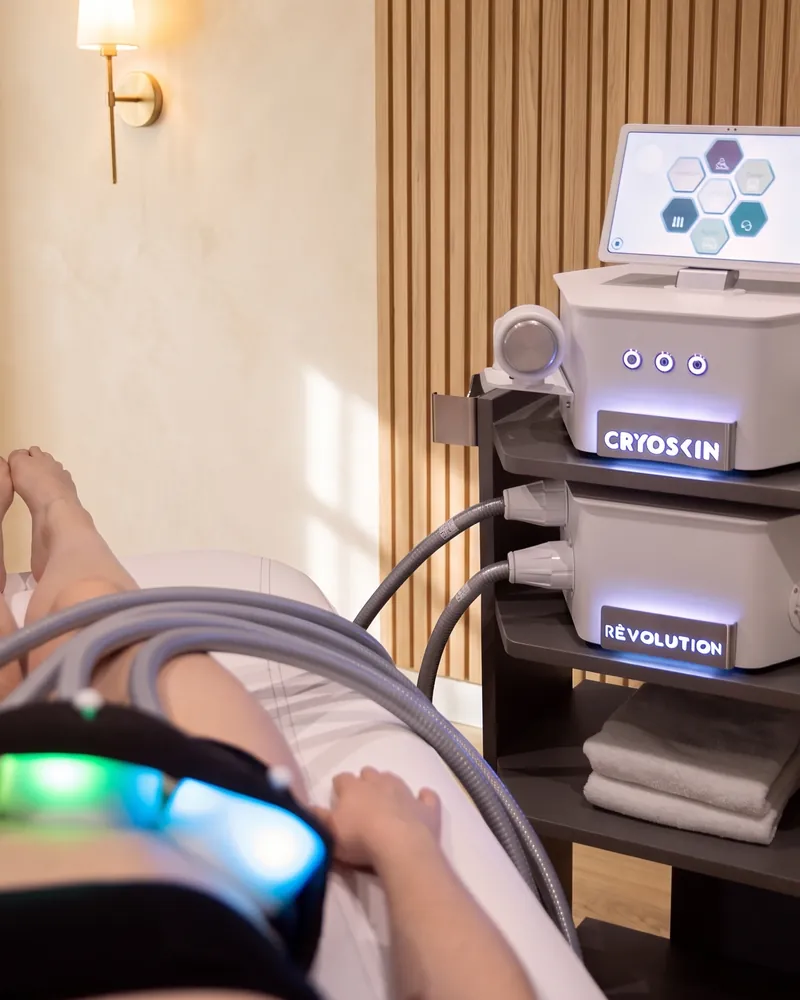 Cryoskin® Revolution static heads placed on the abdomen during a hands-free session