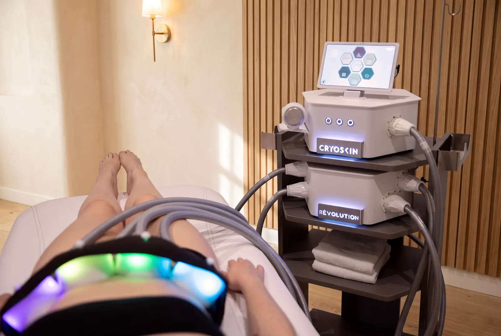 Cryoskin® Revolution static pads placed for a hands-free session