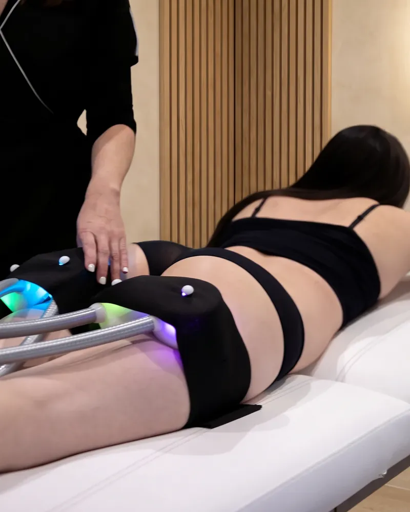 Cryoskin® Revolution static heads being placed for a hands-free session