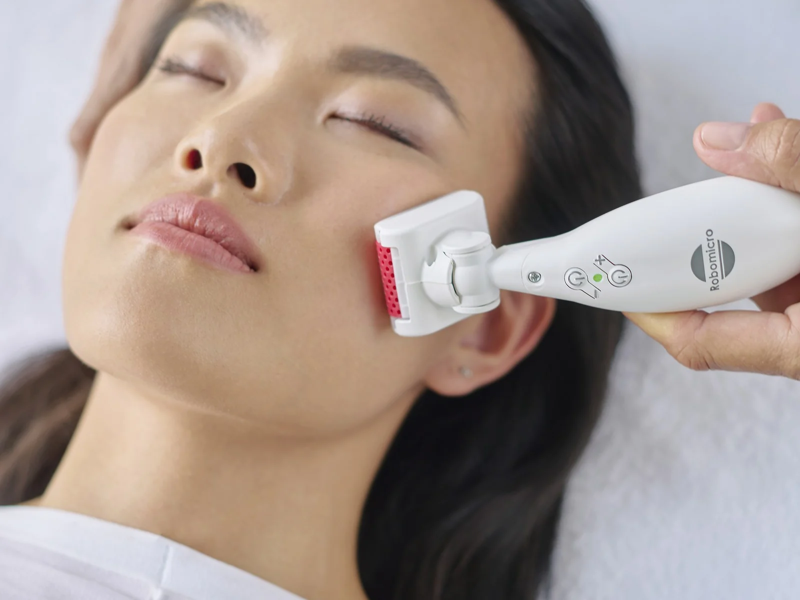 icoone® facial session using a Robomicro handpiece by i-Tech Industries