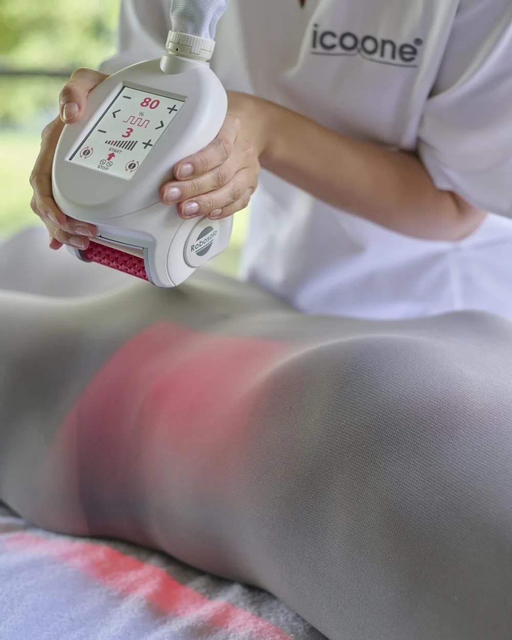 915 nm laser handpiece in a body session