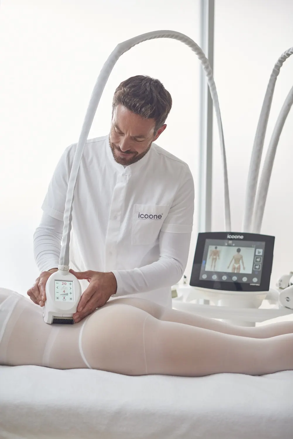 Trained therapist running an icoone® body session with Roboderm® handpieces